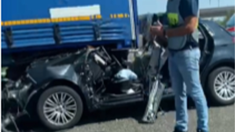 Auto Tampona Camion E Si Incastra Sotto Il Rimorchio Due Feriti Gravi