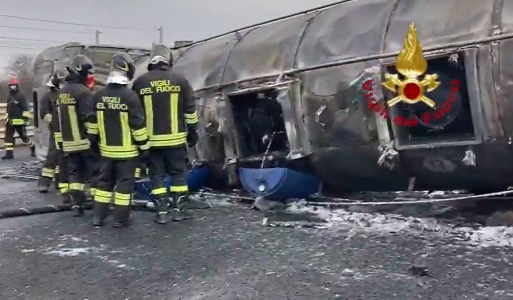 Incendio Autocisterna Sull A Nella Notte Strada Riaperta In Entrambe