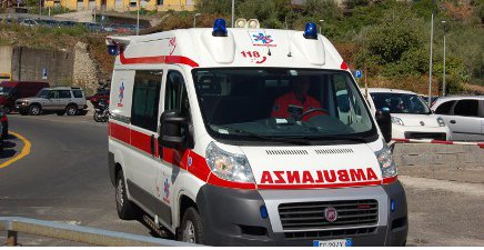 Incidente mortale: precipitato dalla finestra mentre cambiava la zanzariera