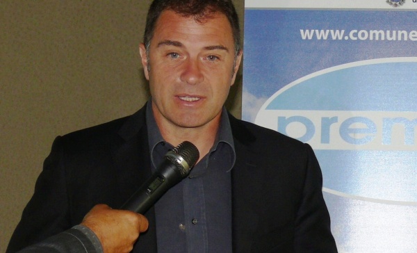 Campione, poi politico: i 50 anni di Rossi, auguri col linguaggio dei segni VIDEO