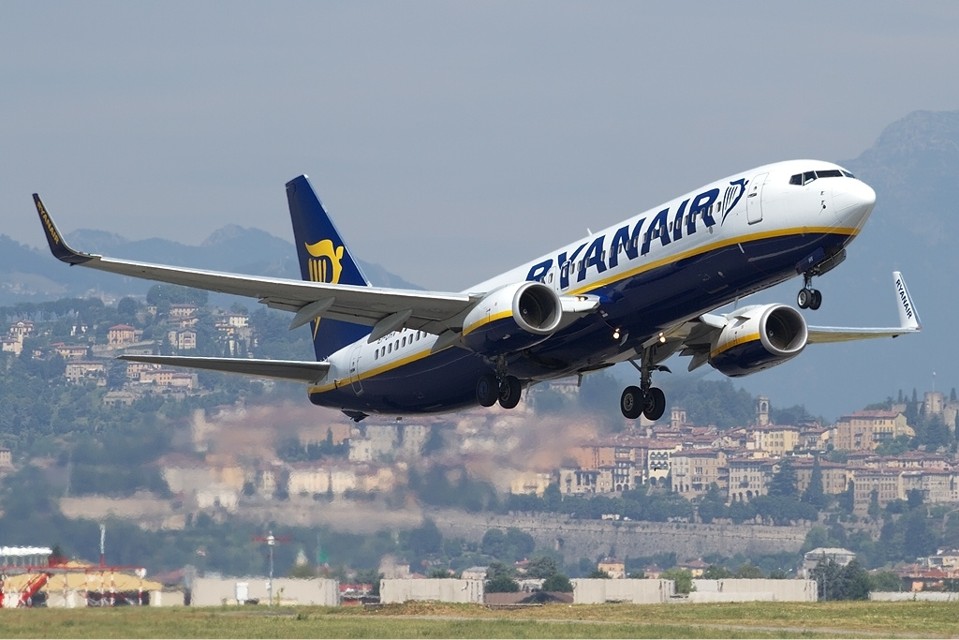 Bagaglio a mano a pagamento, Ryanair fa un passo indietro