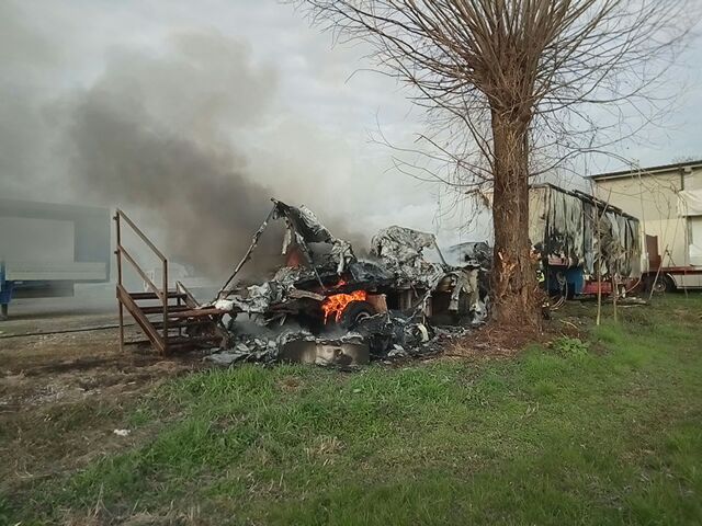 Incendio nel deposito dei circensi bruciati due camion FOTO VIDEO