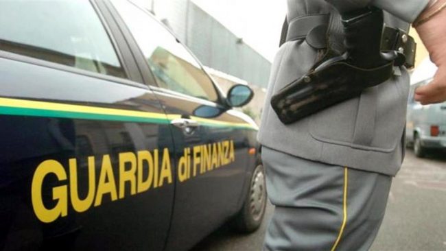 Consulente truffatrice stava per fuggire alle Isole Cayman