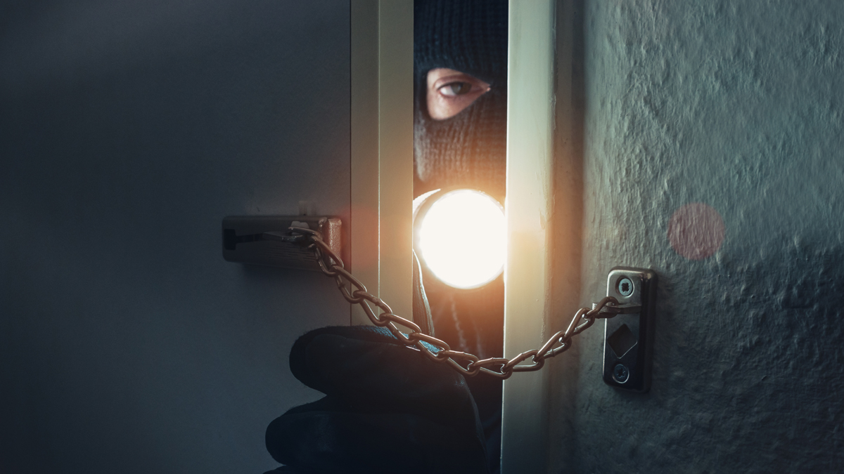 Furti in appartamento: ladro incastrato dalle tracce di sangue lasciate sulla porta d’ingresso