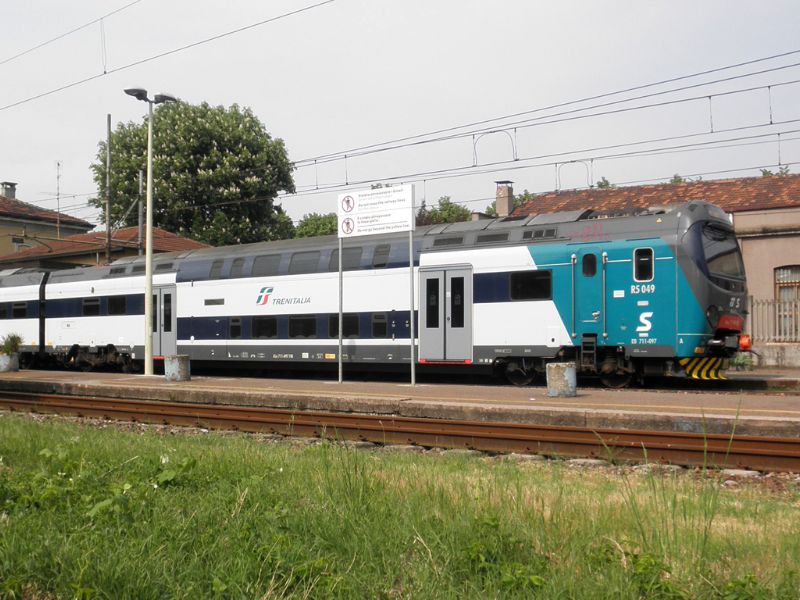 Melegnano travolta dal treno mentre attraversava i binari