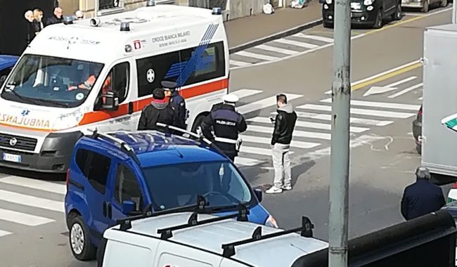 Donna investita da un’auto in manovra in piazza