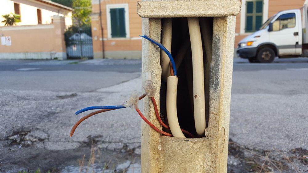 Vandalismo Melegnano tagliati i fili del telefono