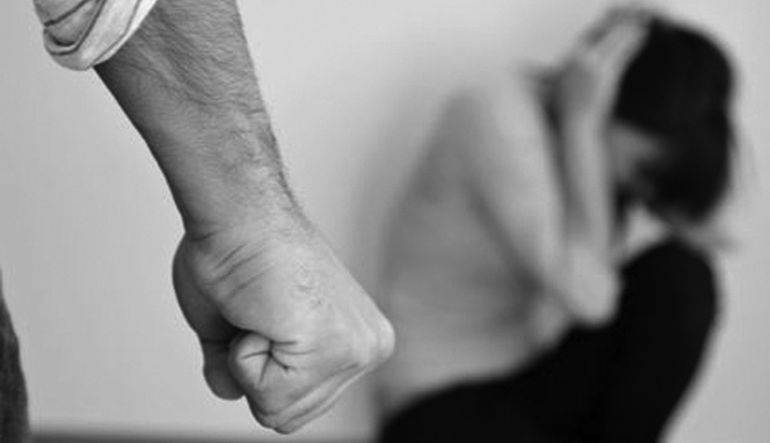 Violenza sulla moglie per 7 anni, arrestato