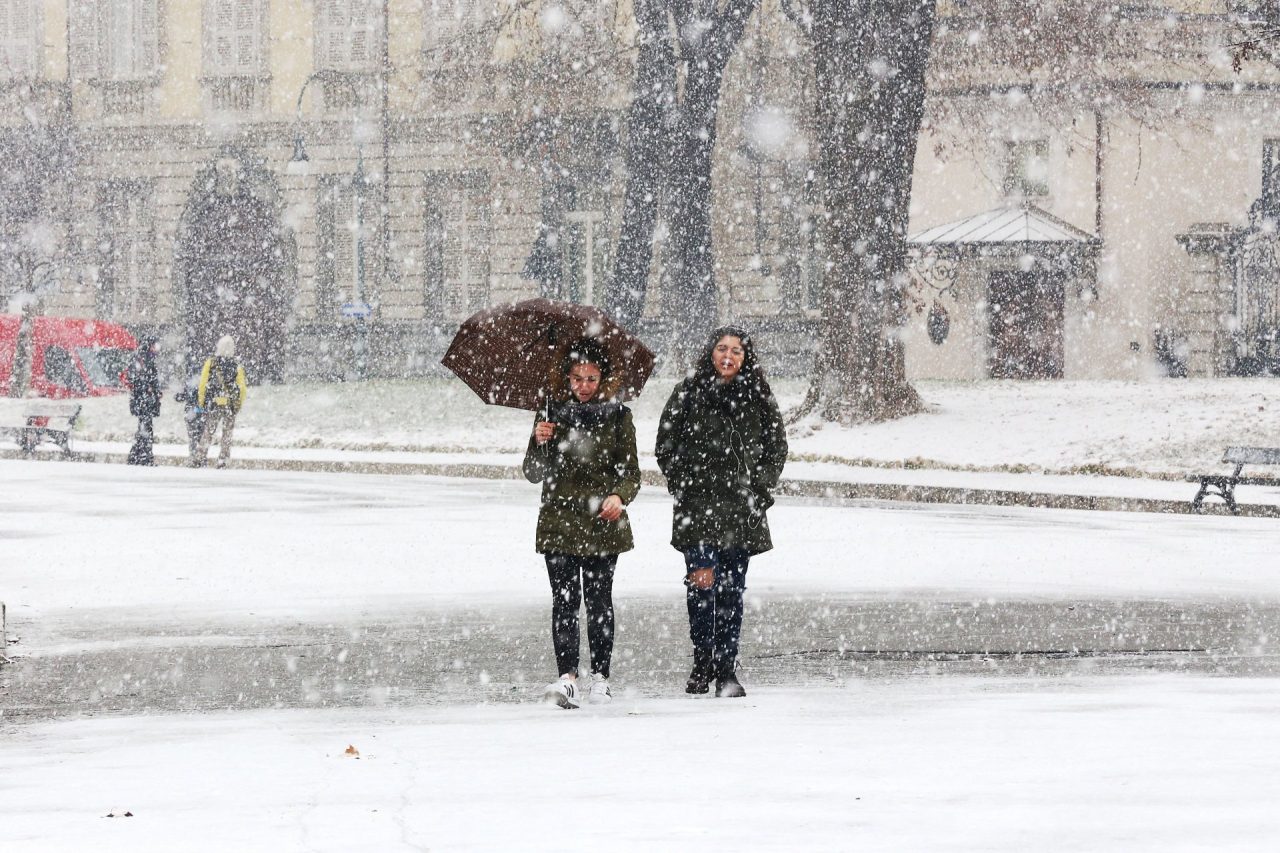 Neve nella Bassa ancora in mattinata | Rischio gelicidio?