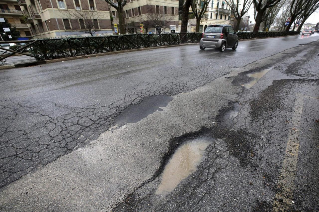 Strade colabrodo ma mancano i soldi per ripararle
