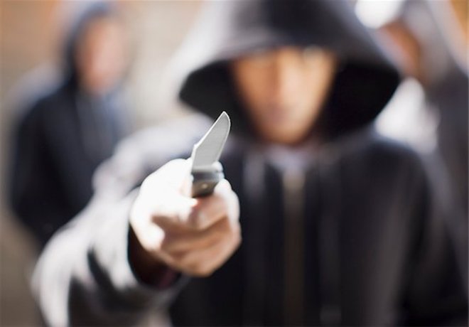 15enne si macchia di gravi rapine e una tentata violenza sessuale, ma viene “graziato”
