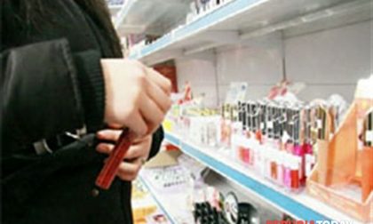 Tenta di rubare 700 euro di cosmetici nascondendoli nella borsa