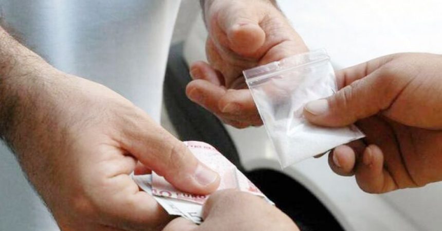 Scoperti in possesso di droga durante un controllo: denunciati