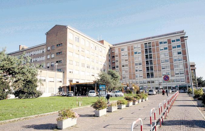 Scappa dall’ospedale con addosso il camice, ripreso sulla Provinciale