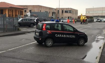 Sparatoria in azienda nel Bresciano un morto e uomo in fuga armato, ricerche in Lombardia