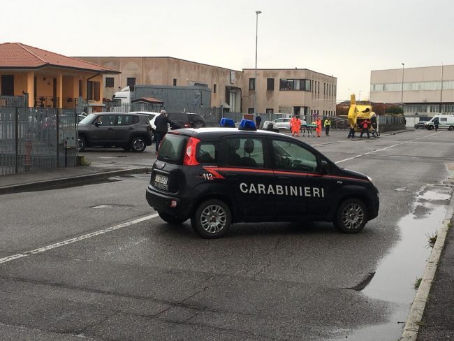 Sparatoria in azienda nel Bresciano un morto e uomo in fuga armato, ricerche in Lombardia