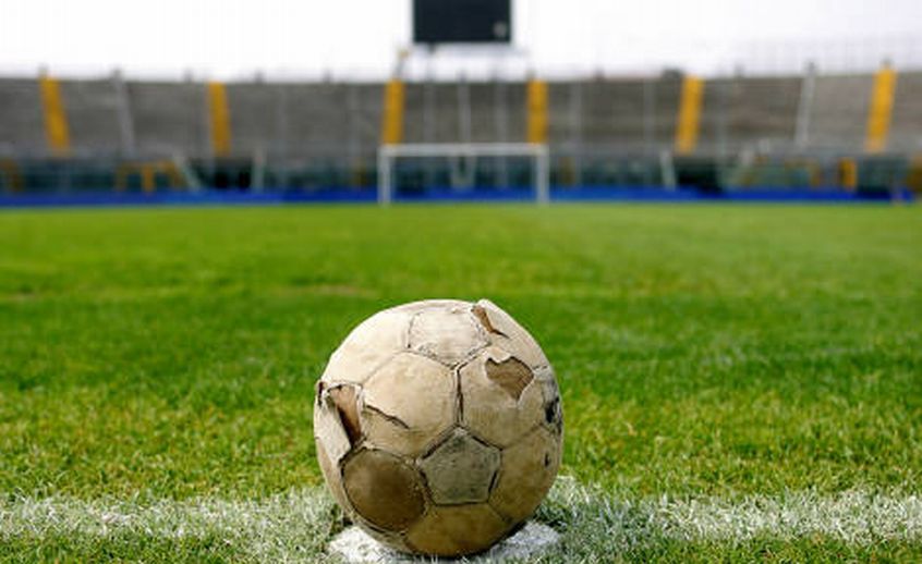 Arbitro aggredito con calci e pugni dai giocatori