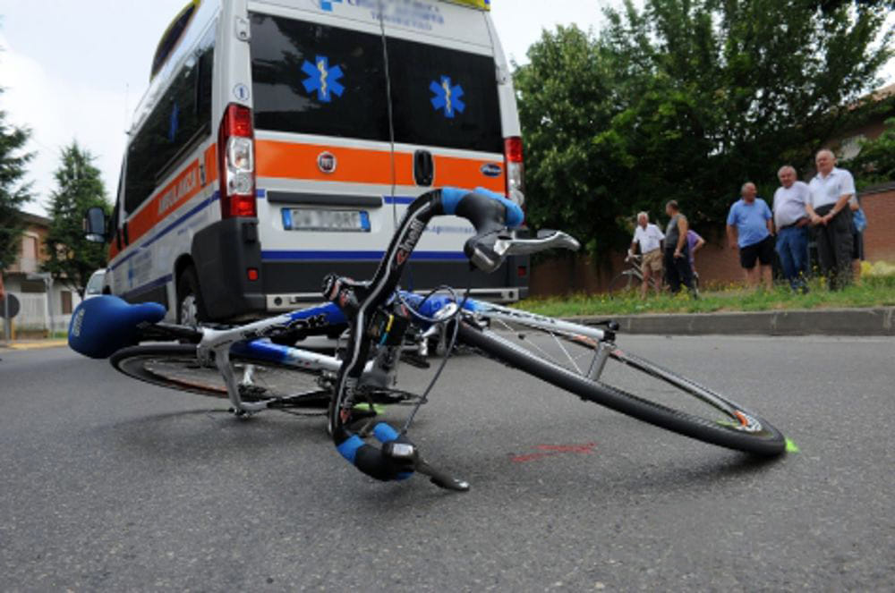 Investe due ciclisti lodigiani e fugge: identificato il pirata della strada, è una donna