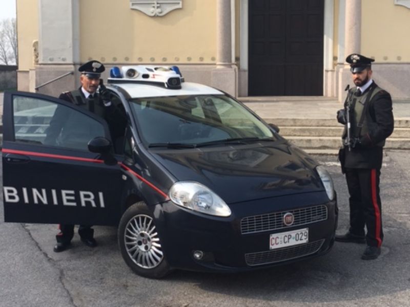 Rubano cellulare sul treno Lodi-Milano a tre quindicenni