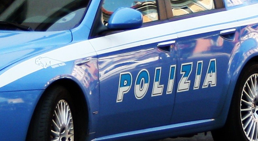 Sorpassa pattuglia ad alta velocità con 6 chili di droga nel bagagliaio