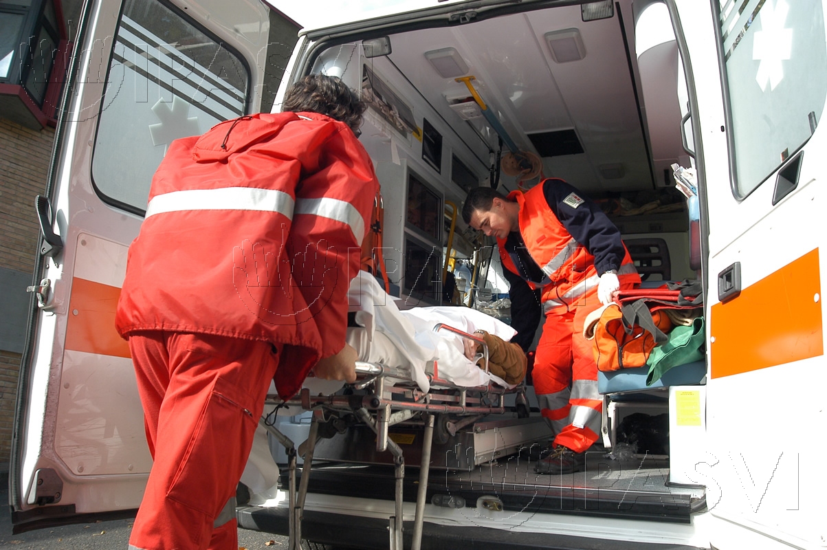 Infortunio sul lavoro, 35enne si amputa tre dita