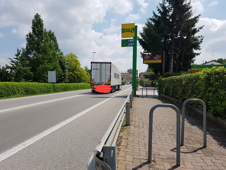Mezzi pesanti abusivi nel centro abitato