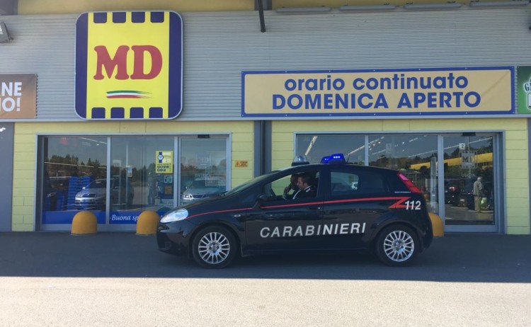 Assalto al supermercato nella notte