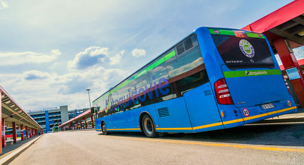 Il bus evita l’autostrada e i pendolari si infuriano