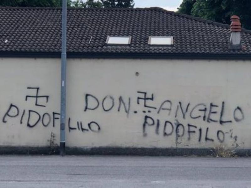 Prete pedofilo e svastiche le scritte ingiuriose comparse sul muro