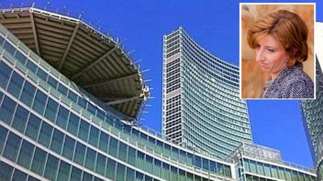 Donna si lancia nel vuoto da Palazzo Lombardia