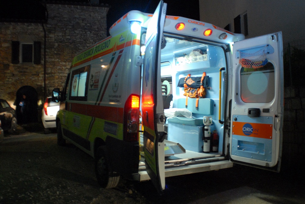 Auto contro ostacolo, due giovani in ospedale SIRENE DI NOTTE