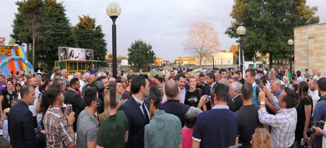 Salvini a Caravaggio canta… i Nomadi VIDEO