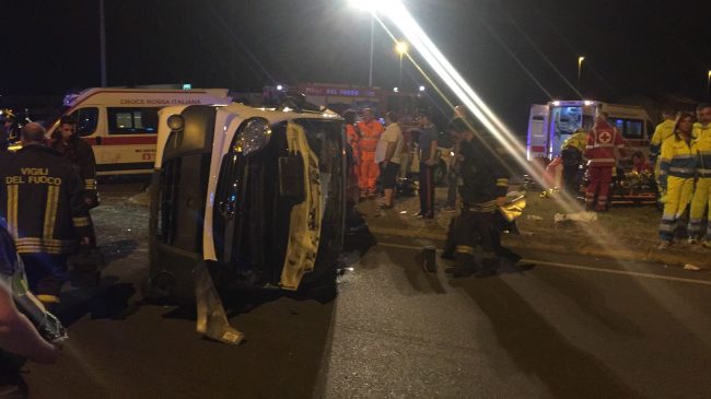 Pulmino scuola guida si ribalta, 12 persone coinvolte