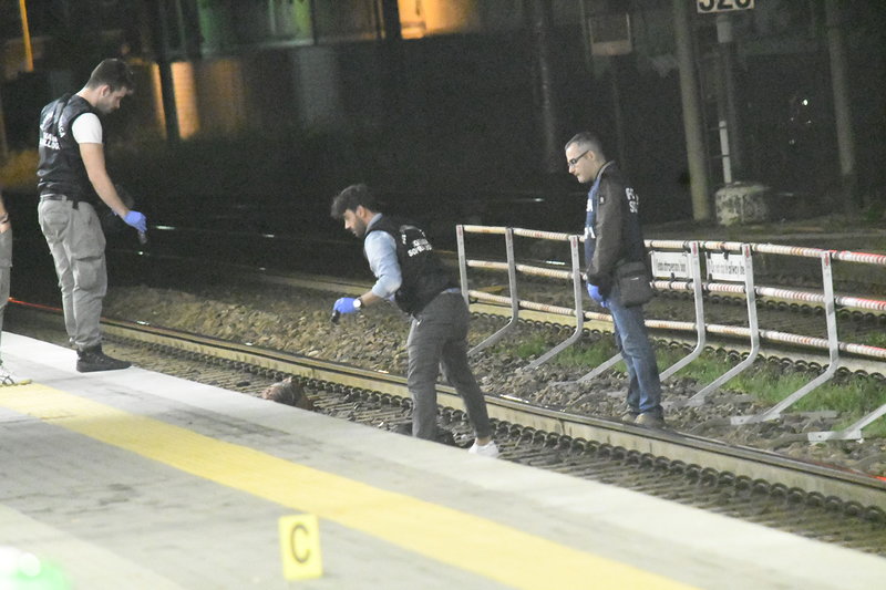 Travolta in stazione dal treno muore una 28enne