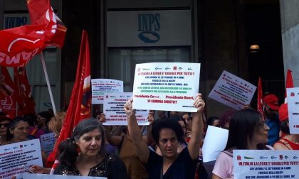 Le lavoratrici delle mense scolastiche protestano sotto la sede dell'Inps Lombardia