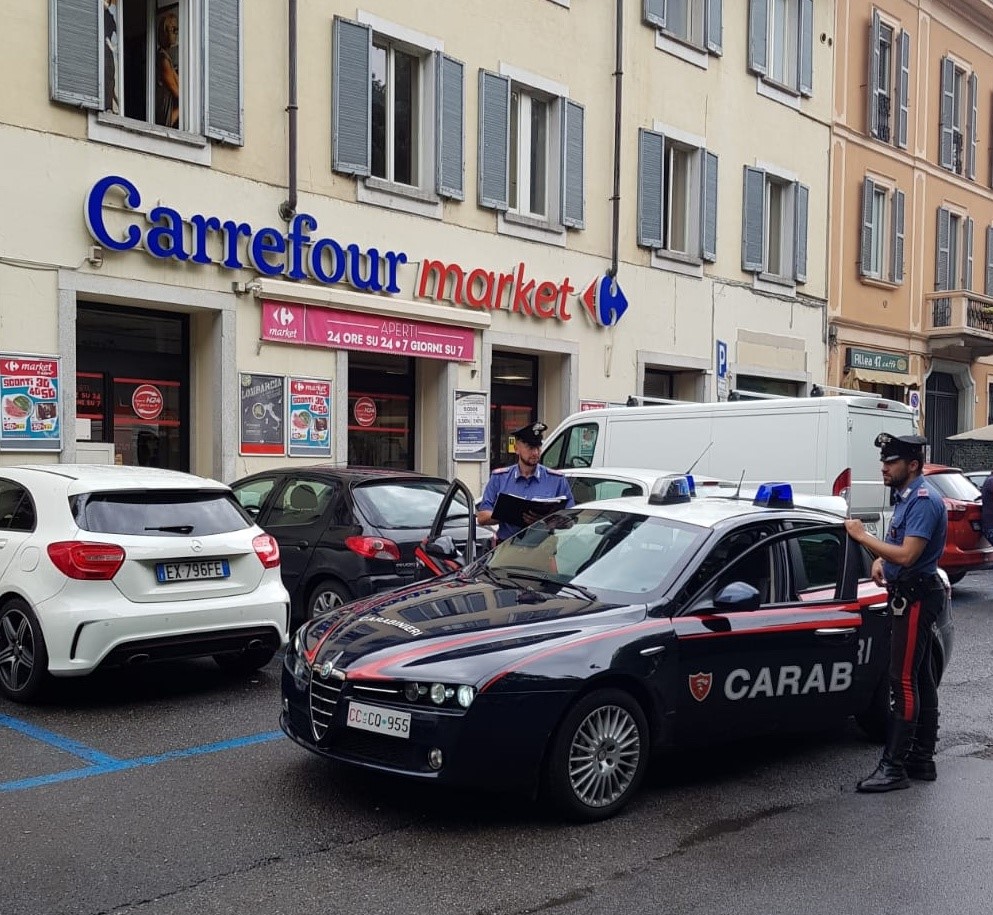 Colpo al supermercato Carrefour, 7 giovani 20enni nei guai