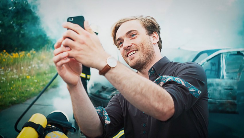 Selfie della vergogna con una donna investita dal treno
