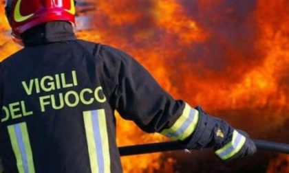 Piazzola ecologica in fiamme, distrutto il container adibito ad ufficio