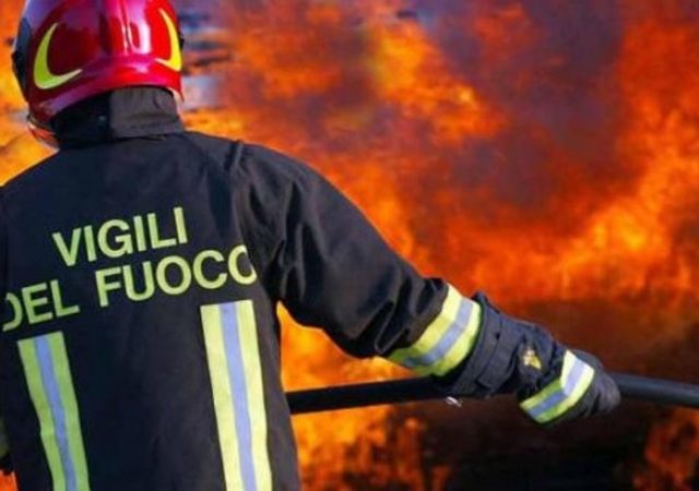 Piazzola ecologica in fiamme, distrutto il container adibito ad ufficio