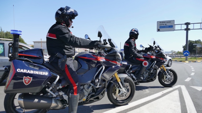 Non si ferma al posto di blocco, 35enne arrestato dopo folle inseguimento