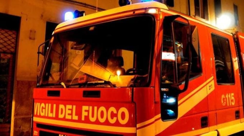 I vigili del fuoco durante un intervento notturno (foto di repertorio)