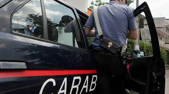 Prostituta rapinata e buttata fuori dall’abitacolo
