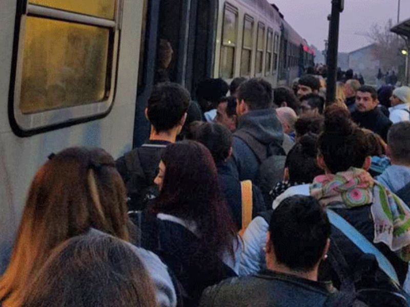 I pendolari ci riprovano e scrivono a Babbo Natale: “Aiutaci tu”