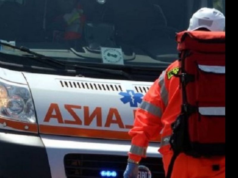 Paura per un codognese: finisce nel fosso e rimane incastrato nell’abitacolo pieno fumo