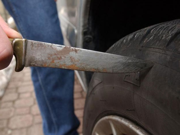 Pensionato “teppista”: imbrattava muri e squarciava gomme
