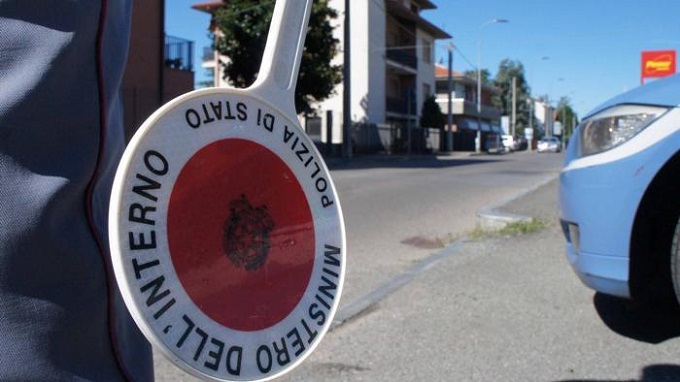 Non si ferma all’alt, preso dopo pericoloso inseguimento: era ubriaco e senza patente