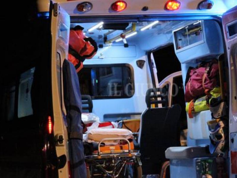 Si ribalta con l’auto soccorso 18enne SIRENE DI NOTTE