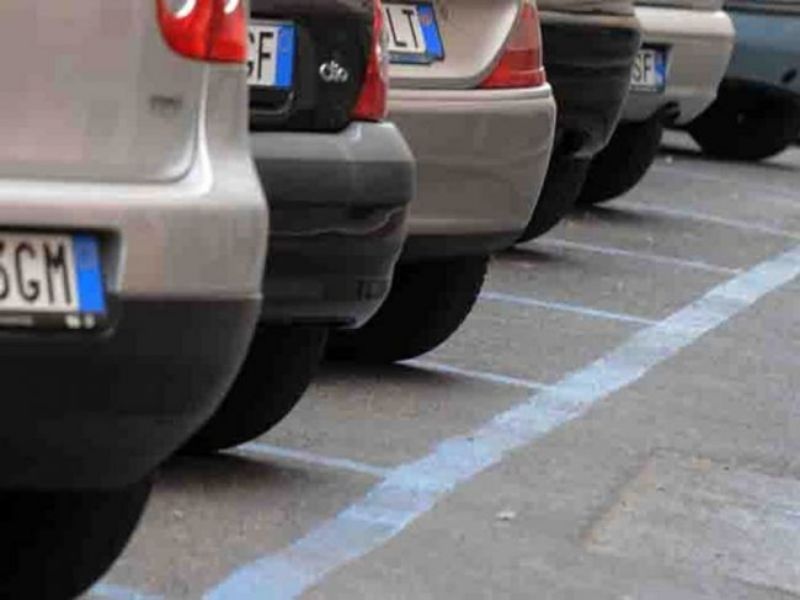 Parcheggio gratuito sugli stalli a “striscia blu”