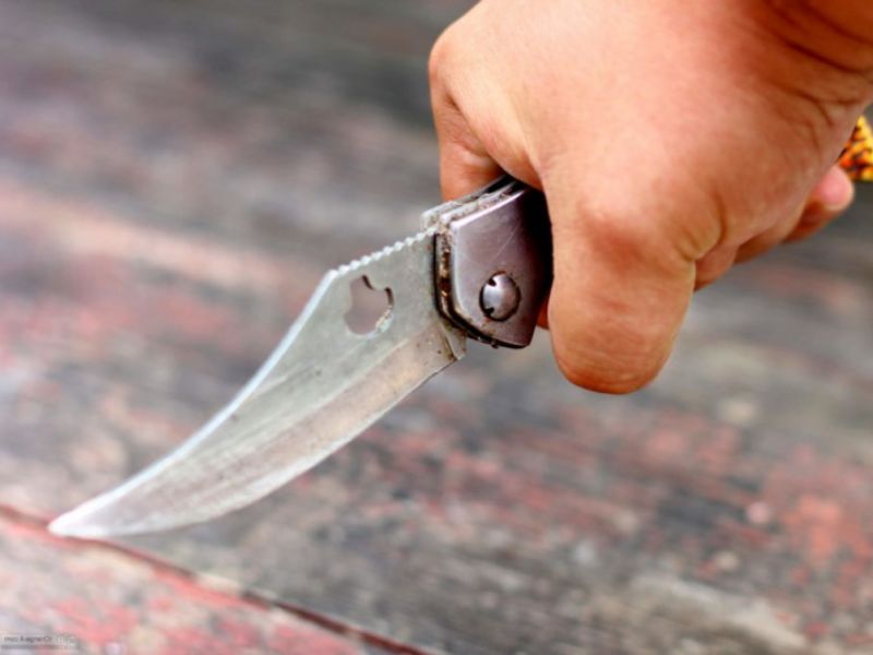 Aggredisce una 20enne alle spalle e tenta di derubarla ma lei reagisce e lui fugge