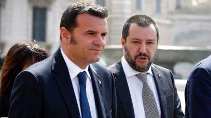 Negozi chiusi la domenica: il ministro pavese Centinaio si mette “di traverso”
